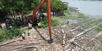 পটুয়াখালী লাউকাঠী নদীর দুই পাড়ে চলছে বিআইডব্লিউটিএ’র উচ্ছেদ অভিযান।