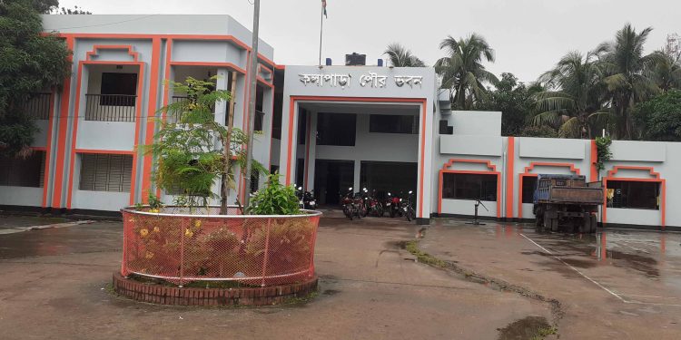কলাপাড়া পৌরসভার রাজস্ব লুটে নিচ্ছে দুর্বৃত্তরা